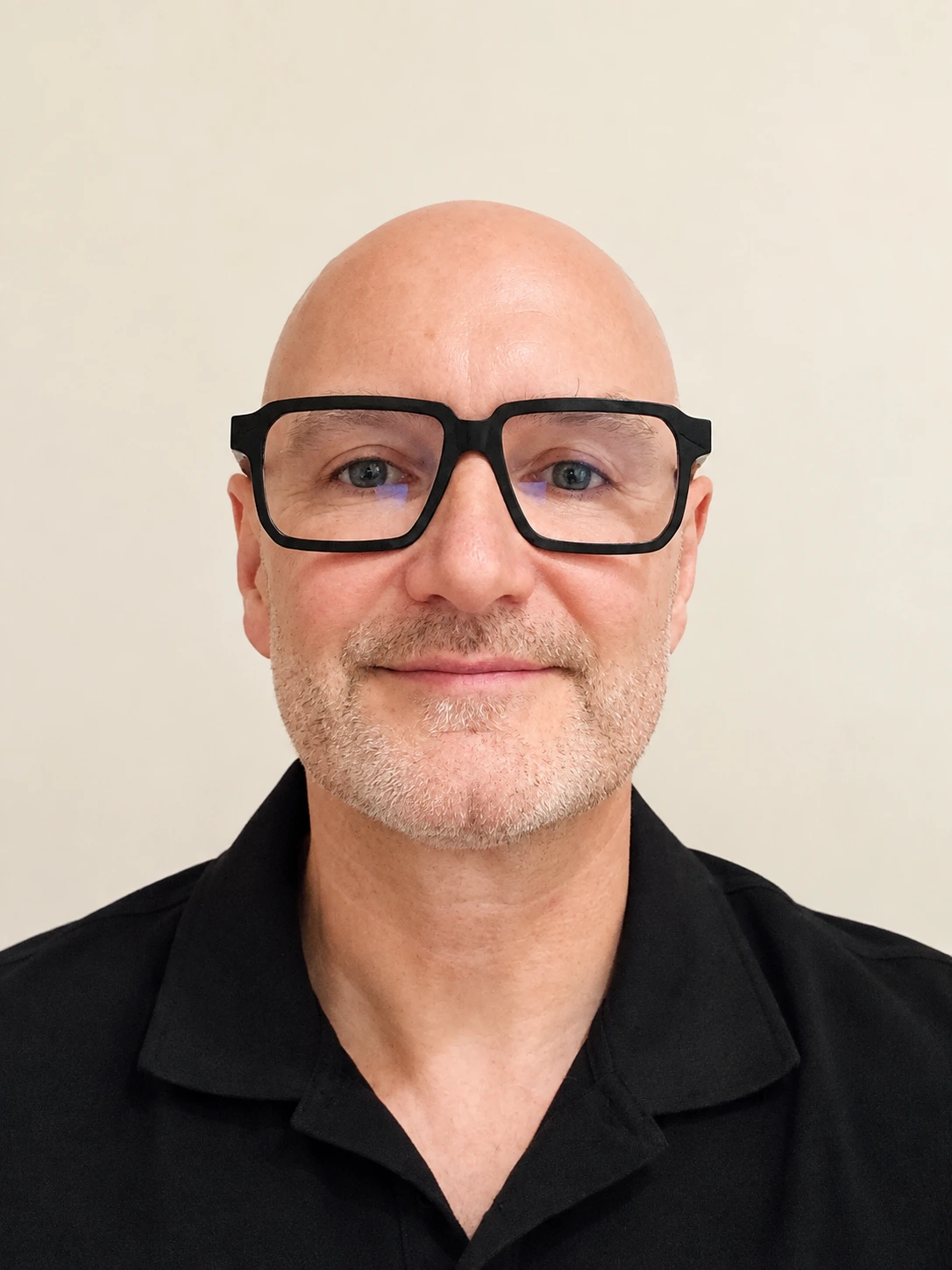Raoul Schneider aus Rhede bei Bocholt mit Brille als Autor seiner Fachartikel.